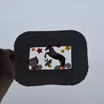 Vlastní galerii z obrazů z papírových tácků? Skvěle se bude vyjímat třeba na okně.