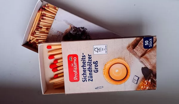 Ze zápalek se dají dělat bezva věci. Třeba do koňské stáje.